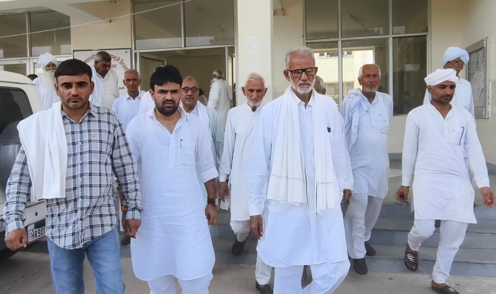 Jind news : उचाना के 8 गांवों के सरपंच, पंच, लोगों ने SDM को सौंपा मांगों का ज्ञापन 1 Jind news uchana village sarpanch punch meet SDM
