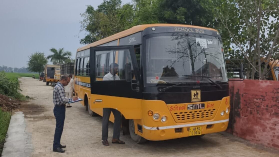 Jind news : स्कूली बसों की चेकिंग, PUC व परमिट नहीं मिलने पर बस इंपाउंड, 27 हजार जुर्माना 2 Jind News School buses inspected buses impounded for lack
